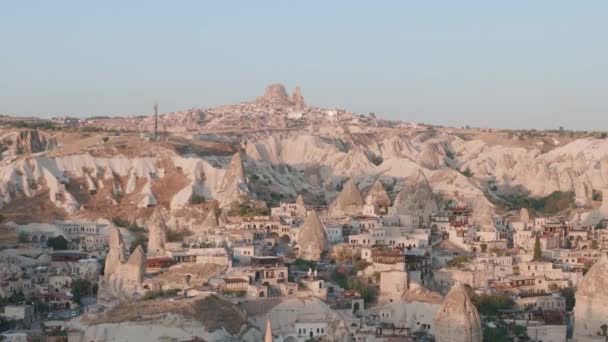 Vista aerea dalla mongolfiera durante l'alba sulle colline del paesaggio fiabesco di Kapadokya con luce mattutina. — Video Stock