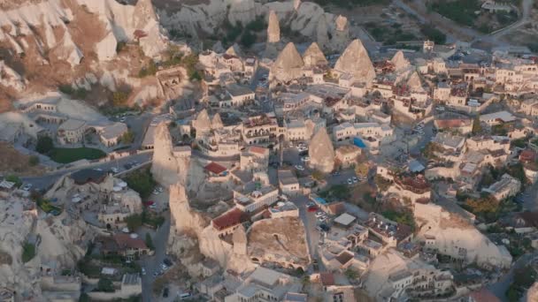 Luchtfoto van heteluchtballon tijdens zonsopgang over de sprookjesachtige heuvels van Kapadokya met ochtendlicht. — Stockvideo