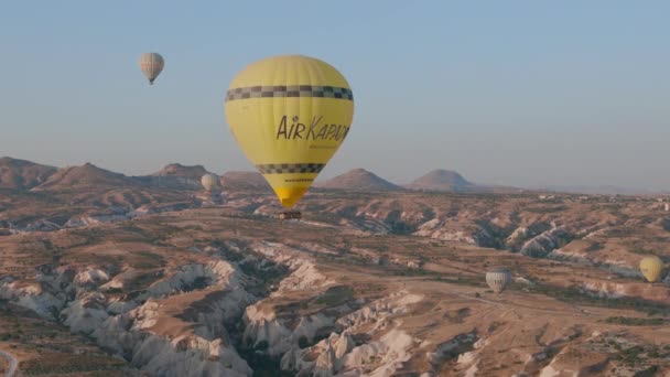 Luftaufnahme aus dem Heißluftballon bei Sonnenaufgang über den märchenhaften Hügeln von Kapadokya mit Morgenlicht. — Stockvideo