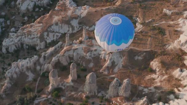 Vue aérienne depuis la montgolfière pendant le lever du soleil sur les collines de paysage de conte de fées de Kapadokya avec lumière du matin. — Video