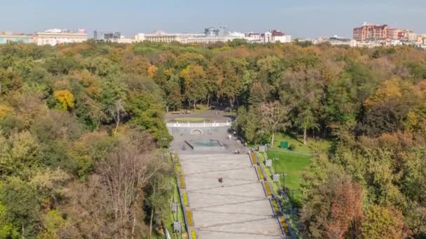 Повітряний панорамний вид на сходи з фонтанами в саду Шевченка. — стокове відео