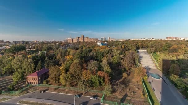 Légi panorámás kilátás a lépcsőre szökőkutakkal a Shevchenko Garden időelapszusban — Stock videók