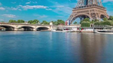 Paris 'teki Seine nehrindeki setten Eyfel kulesi zaman ayarlı.