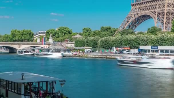 El timelapse de la torre Eiffel desde el terraplén en el río Sena en París — Vídeos de Stock