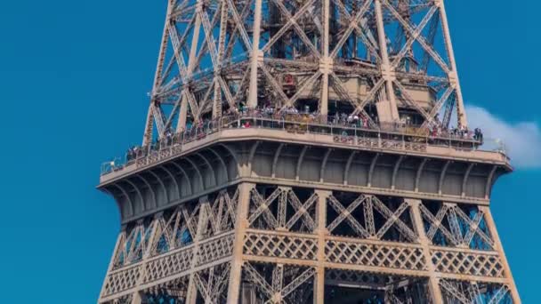 Vue rapprochée de la partie médiane du timelapse de la Tour Eiffel à Paris, France. — Video