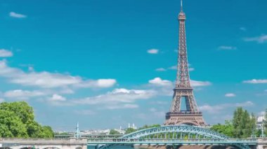 Eiffel kulesi Paris, Fransa 'daki köprüden Seine nehrinin orada.