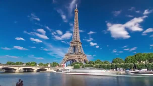 El lapso de tiempo de la torre Eiffel desde el terraplén en el río Sena en París — Vídeos de Stock