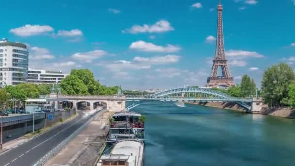 Torre Eiffel sul fiume Seine timelapse dal ponte di Parigi, Francia — Video Stock