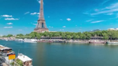 Paris 'teki Seine nehrindeki setten Eyfel kulesi zaman ayarlı.