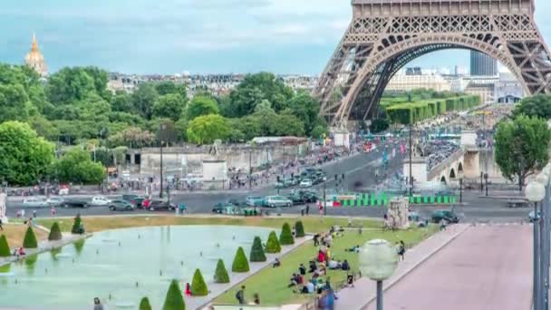 Fontes na famosa praça Trocadero com Torre Eiffel no fundo timelapse. — Vídeo de Stock