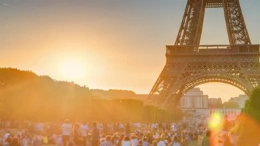 Güneş batarken Champ de Mars 'tan görülen Eyfel Kulesi, Paris, Fransa
