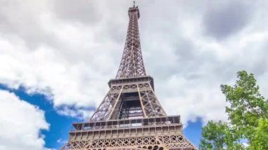 Champ de Mars ve Eyfel Kulesi güneşli bir yaz gününde hızlandırılmış zaman atlaması. Paris, Fransa