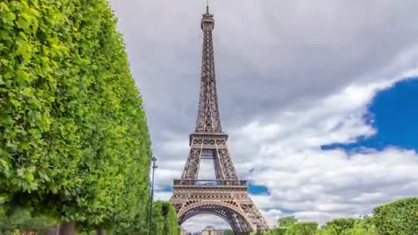 Champ de Mars i timelapse wieży Eiffla hiperlapse w słoneczny letni dzień. Paryż, Francja — Wideo stockowe