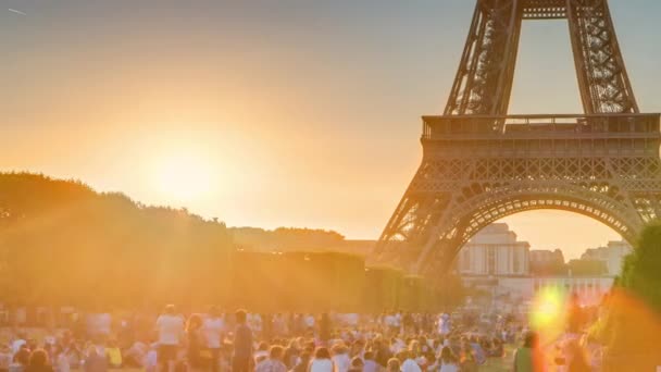 Wieża Eiffla widziana z Champ de Mars o zachodzie słońca, Paryż, Francja — Wideo stockowe