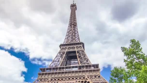 Champ de Mars ve Eyfel Kulesi güneşli bir yaz gününde hızlandırılmış zaman atlaması. Paris, Fransa — Stok video