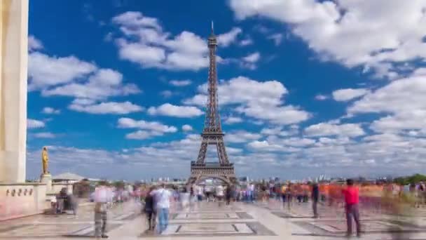 Trocadero quadrado famoso com torre Eiffel no hiperlapso timelapse fundo. — Vídeo de Stock