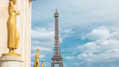 Eyfel Kulesi ve güneş ışığındaki kadın heykelleri, Trocadero Meydanı, Paris, Fransa