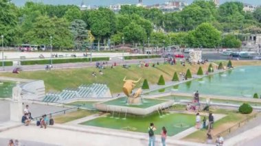 Eyfel Kulesi yakınlarındaki ünlü Trocadero Meydanı 'ndaki çeşmeler..