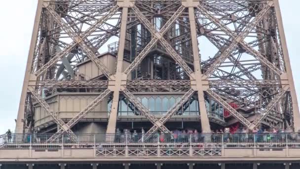 Close-up blik op het eerste deel van de Eiffeltoren timelapse in Parijs, Frankrijk. — Stockvideo