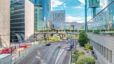 Paris 'teki modern iş ve finans bölgelerini yüksek binalarla donatın.