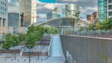 Paris 'teki modern iş ve finans bölgelerini yüksek binalarla donatın.