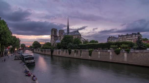 Cathedral Notre Dame de Paris dag till natt timelapse efter solnedgången i Paris, Frankrike. — Stockvideo