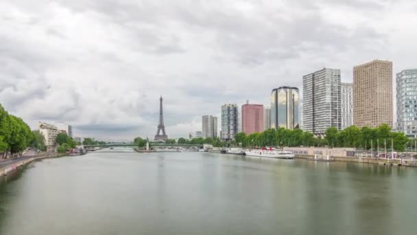 Het Vrijheidsbeeld en de Eiffeltoren Timelapse hyperlapse met moderne gebouwen. Parijs, Frankrijk — Stockvideo