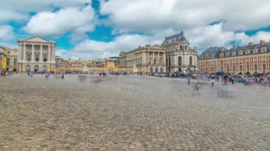 Versailles Sarayı 'ndaki turistlerle ana giriş zamanı. Versay, Fransa.