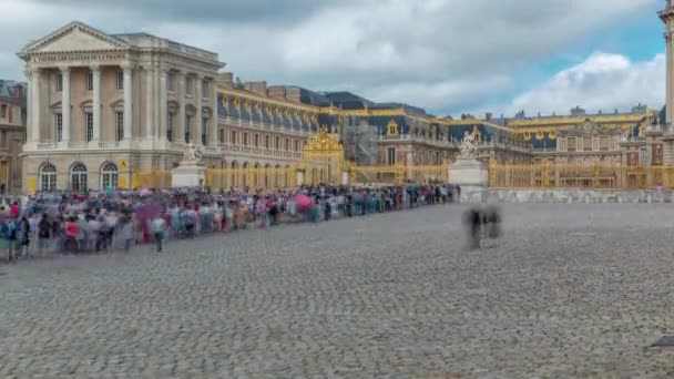 Επικεφαλής κύρια είσοδο timelapse με τους τουρίστες στο παλάτι των Βερσαλλιών. Βερσαλλίες, Γαλλία. — Αρχείο Βίντεο