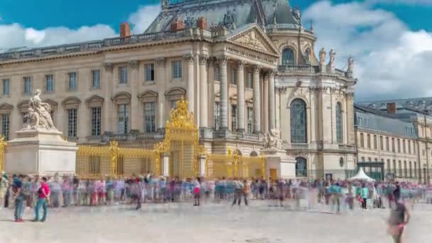 Tête entrée principale timelapse avec les touristes dans le château de Versailles. Versailles, France. — Video