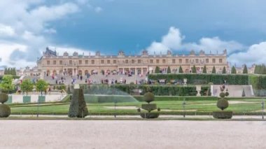 Güzel bahçeli Versailles sarayı..