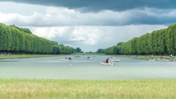 El Gran Canal del Palacio de Versalles con barcos timelapse en Francia. — Vídeos de Stock