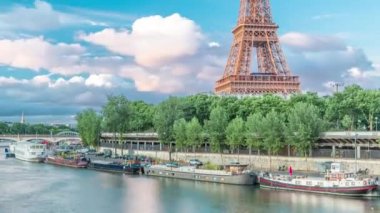 Akşamları tekneli Eyfel Kulesi Paris, Fransa