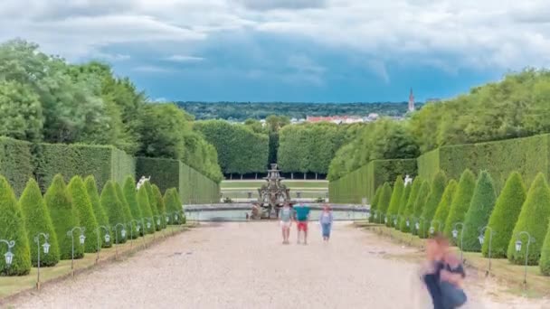 Välpreparerad gränd i trädgården och fontän på bakgrunden timelapse. Versailles, Frankrike. — Stockvideo