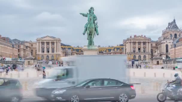 Sfilata del castello di Versailles con la statua equestre di Luigi XIV timelapse. — Video Stock