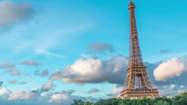 Torre Eiffel con barcos en horario vespertino París, Francia — Vídeos de Stock