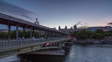 Pont de Bir-Hakeim 'in gece gündüz görüntüsü - Seine Nehri' ni geçen bir köprü. Paris, Fransa
