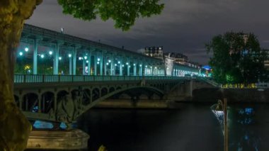 Sen Nehri 'ni geçen Pont de Bir-Hakeim gece zaman çizelgesi. Paris, Fransa