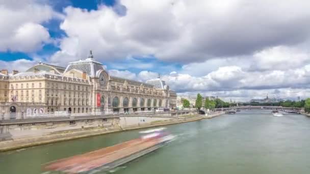 O musee dOrsay é um museu no hiperlapso da timelapse de Paris, na margem esquerda do Sena. Paris, França — Vídeo de Stock