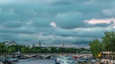 Champ de Mars bahçeleri ile Trocadero 'yu birbirine bağlayan Jena Köprüsü' nü gece-gündüz izleyin. Paris, Fransa