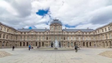 Louvre 'un iç bahçesinde, zaman ayarlı hiperhızlandırılmış. Paris, Fransa