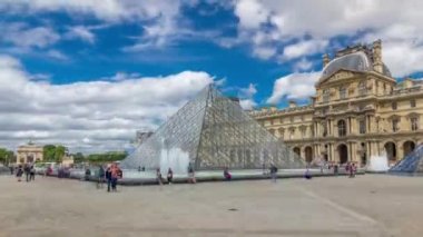 Büyük cam piramit ve Louvre Müzesi 'nin ana avlusu hiperhızlandırılmış zaman tüneli. Paris, Fransa