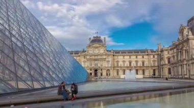 Büyük cam piramit ve Louvre Müzesi 'nin ana avlusu hiperhızlandırılmış zaman tüneli. Paris, Fransa