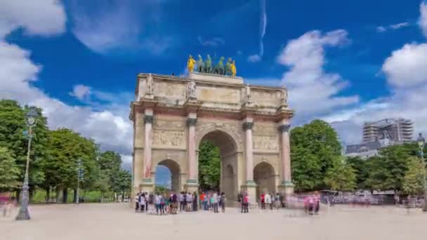 Triumphal Arch timelapse hyperlapse στους κήπους του Tuileries στο Παρίσι, Γαλλία. — Αρχείο Βίντεο