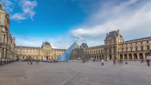 卢浮宫的巨大的玻璃金字塔和主庭院都在时间上经历了巨大的坍塌。法国巴黎 — 图库视频影像