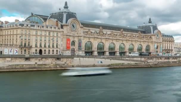 Το Musee dOrsay είναι ένα μουσείο στο Παρίσι timelapse, στην αριστερή όχθη του Σηκουάνα. Παρίσι, Γαλλία — Αρχείο Βίντεο