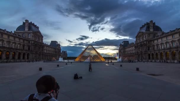 Пирамида Лувра после заката дня и ночи в Париже, Франция — стоковое видео