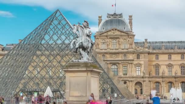 Estátua de Luís XIV no Museu do Louvre timelapse em Paris, França. — Vídeo de Stock