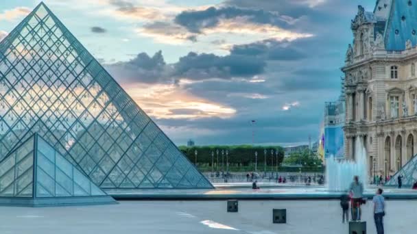 La pirámide del museo del Louvre al atardecer en París, Francia — Vídeos de Stock