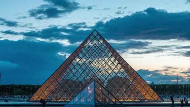 Пирамида Лувра после заката дня и ночи в Париже, Франция — стоковое видео